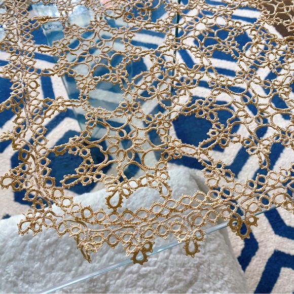 🍽️ VINTAGE TAN HAND MADE CROCHET SMALL TABLE RUNNER! (no accessories) - Picture 4 of 8